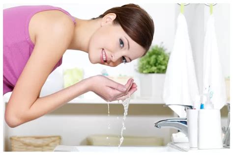 5 Cara Mencuci Muka Dengan Benar Agar Kulit Tampak Sehat Nomor 4