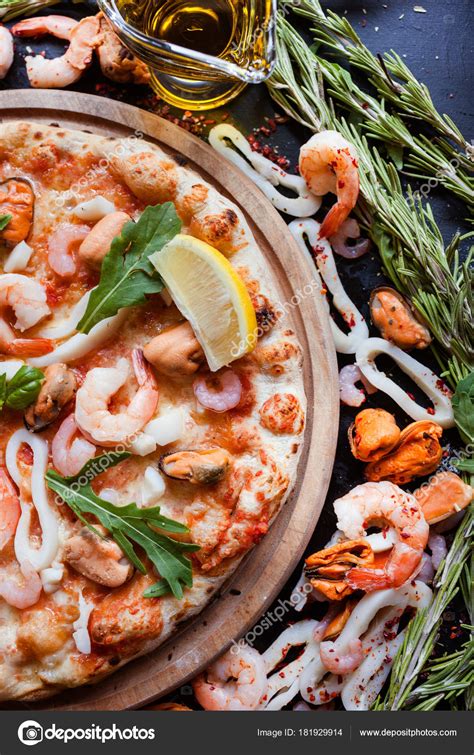 Bestellen sie online zum mitnehmen oder zur lieferung. Meeresfrüchte Pizza lecker Italienisch Essen — Stockfoto ...