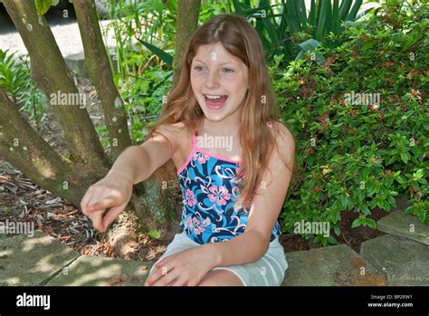 Süße 9 Jährige Kaukasische Mädchen Zeigt Ihre Finger Wie Sie