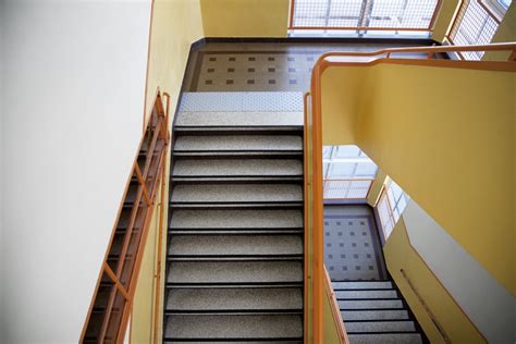 Escaliers d un établissement scolaire que dit la norme
