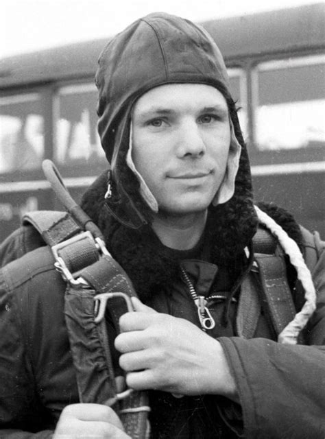 His vostok 1 spacecraft orbited earth once in 1 hour 29 minutes at a maximum altitude of 187 miles. Jurij Gagarin, az első űrhajós - Cultura.hu