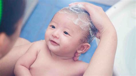 Panduan Perawatan Rambut Bayi Baru Lahir Untuk Ibu Baru
