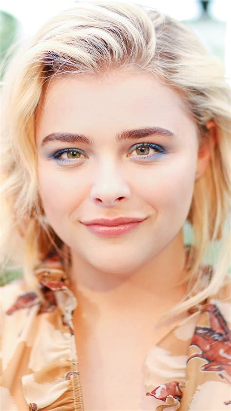 chloë grace moretz cuenta como curó su acné quístico e news