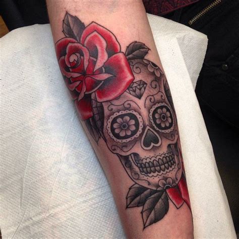 Tatouage tête de mort avec une rose rouge inkage. tatouage tête de mort mexicaine noire avec des roses rouges | Tatouage, Tatouage calavera ...