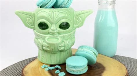 You Can Make Blue Milk Mando Macarons With This Star Wars Recipe