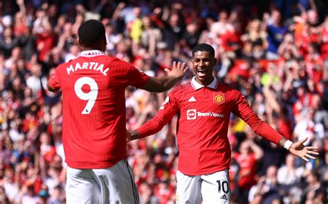 man united hangs onto champions league spot with 2 0 everton win daily sabah