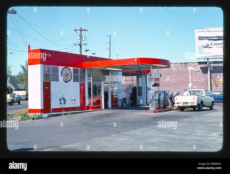 Gas Station Portland Oregon Stock Photo Alamy