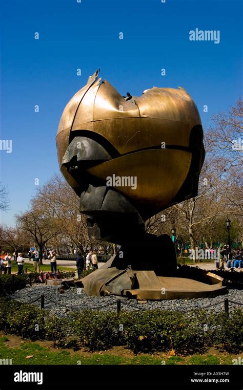 New York City New York Skulptur The Sphere Von Fritz Koenig Von Ground