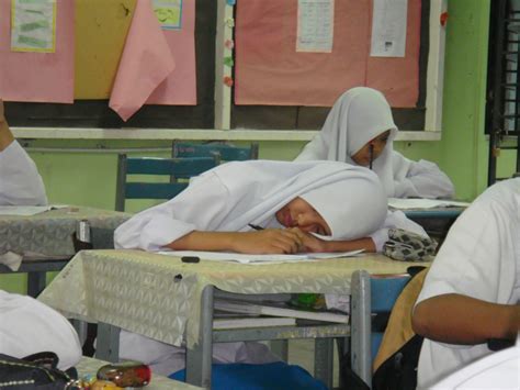 Pelajar Tidur Dalam Kelas