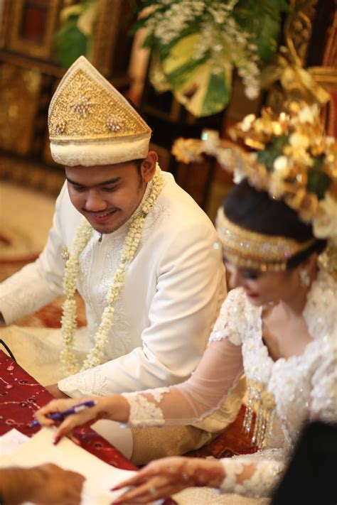 Traditional Palembang Wedding With Beautiful Ornate Details