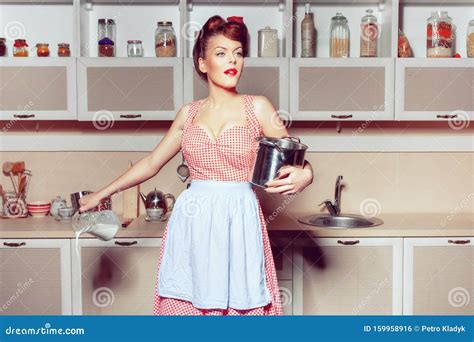 jonge vrouw in de keuken ze ziet er verbaasd uit stock foto image of brunette hoog 159958916