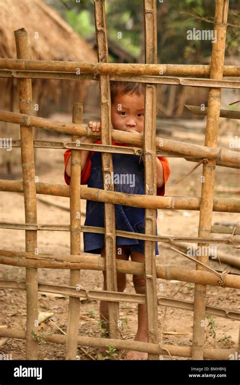 Ni Os Hmong Mirando A Trav S De Una Valla En Una Peque A Aldea Entre Pakbeng Y Luang Prabang