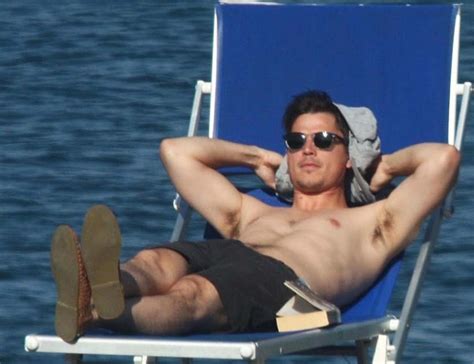 The Men Of Hollywood Josh Hartnett Shirtless Body And Sunbathing In The Sun
