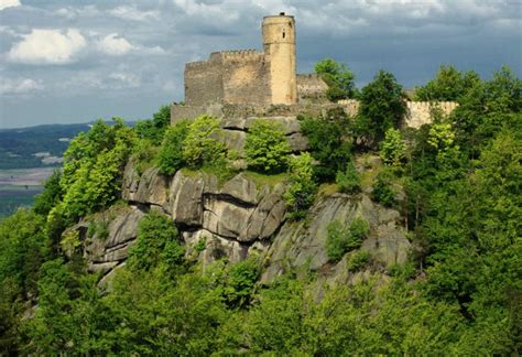 Widok z wieży zamku chojnik w kierunku sobieszowa. Zamek Chojnik, Jelenia Góra - Najbardziej malownicze ruiny ...