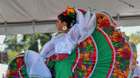 Los Bailes Más Representativos Del Folklore Mexicano Hand Fan Mexico