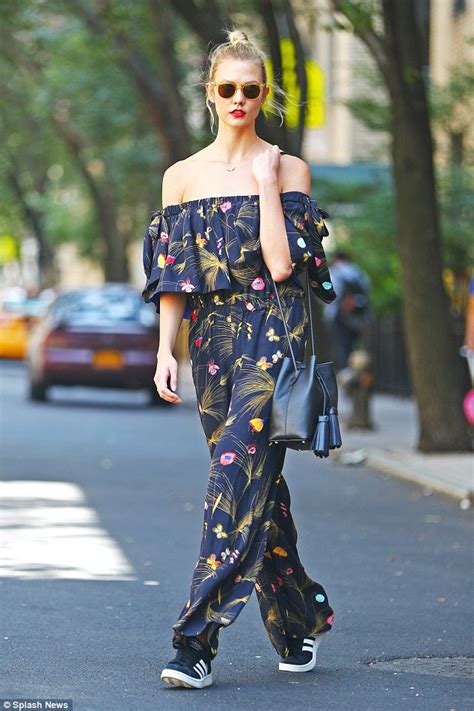 Karlie Kloss Uses The Road As Her Runway In Nyc Daily Mail Online