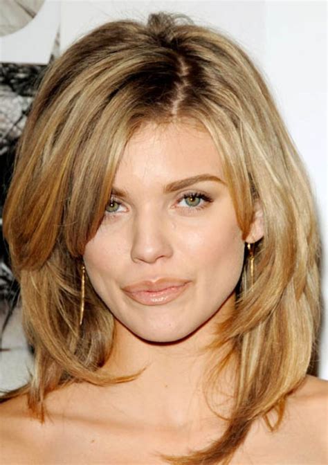 16 Best Medium Hairstyles For Oval Faces