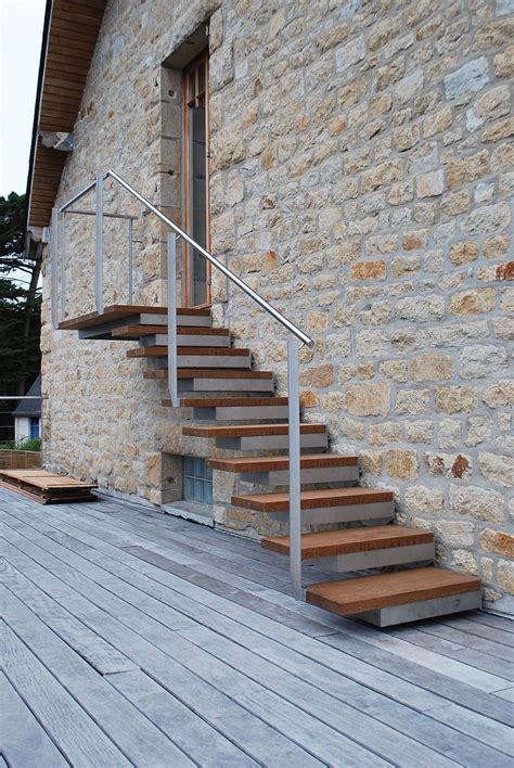 Inox et ipé des matériaux haut de gamme pour cet escalier d extérieur