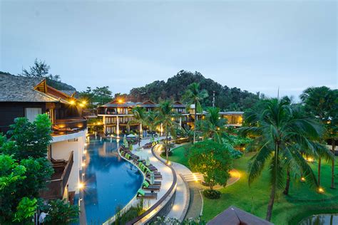 Railay bay, phi phi, lanta and the famous james bond island just to name a few, are peacefully waiting for you to discover. Holiday Inn Resort Ao Nang Beach I Krabi, Thailand - 333travel