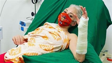 Rose Mcgowan Breaks Arm After Falling Over While Reading Us Election