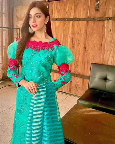 Alizeh Shah Drops Some Charismatic Pictures In Gorgeous Green Hue Attire Showbiz Pakistan