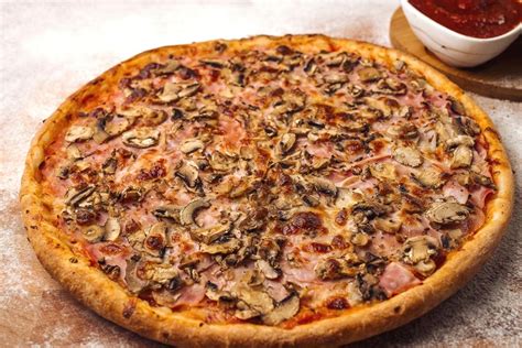 Prosciutto funghi Pizza Ricci | Foodie, Good pizza, Food