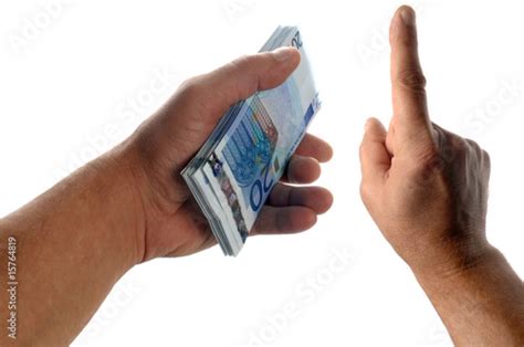 "la liasse de billets dans la main et le doigt levé" photo libre de