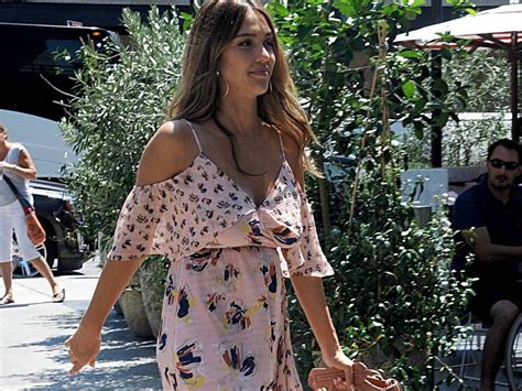 Jessica aba wurde ab dem jahr 2000 als soldatin in der serie dark angel ein star und spielte in dutzenden. Jessica Alba präsentiert ihren Babybauch | trend magazin ...