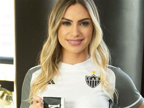 Nua Musa do Atlético Mineiro esconde parte íntima com bandeira do time e causa na web