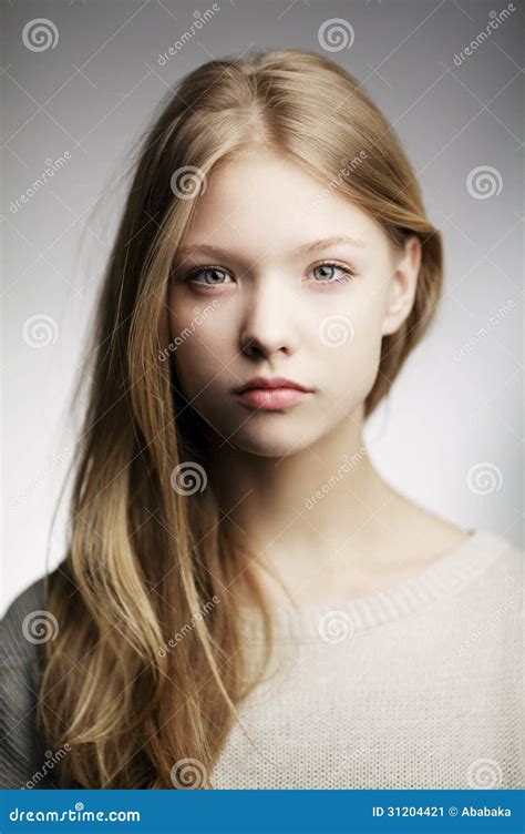 Retrato Adolescente Hermoso De La Muchacha Imagen De Archivo Imagen De Lindo Encanto