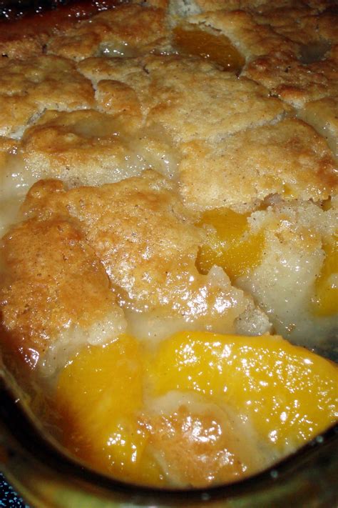 Love to try this peach cobbler with canned peaches recipe? Farm Fresh Peach Cobbler #Recipe - Rural Mom