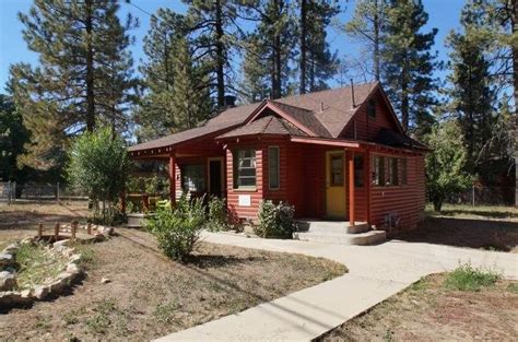 Your pet friendly cabins in gatlinburg. A Sweet Pine Cabin - Three charmingly decorated bedrooms ...