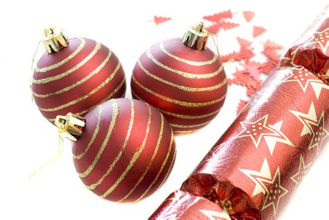 If you intend to use an image you find here for commercial use, please be aware that some photos do require a model or a property release. Photo of red christmas baubles on white | Free christmas ...