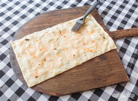 Aside from quickly curbing my hunger, having an easy flatbread pizza recipe. Flatbread Pizza Recipe: Easy Gourmet Strawberry Bacon ...