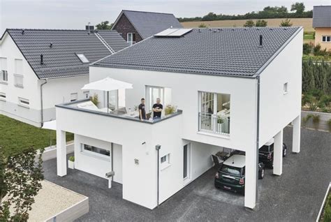 Auf dem balkon können sie die morgensonne genießen. Modernes Haus mit Pultdach und Carport - | HausbauDirekt.de