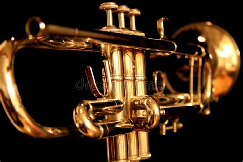 Trompeta De Oro En Fondo Negro Imagen De Archivo Imagen De Claxon
