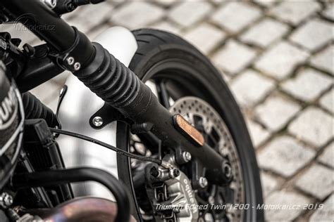 Triumph scrambler 1200 is available in 2 colours and bmw r ninet is available in 0 colour. BMW R nineT vs. Triumph Speed Twin: Bitva o Británii | Motorkáři.cz