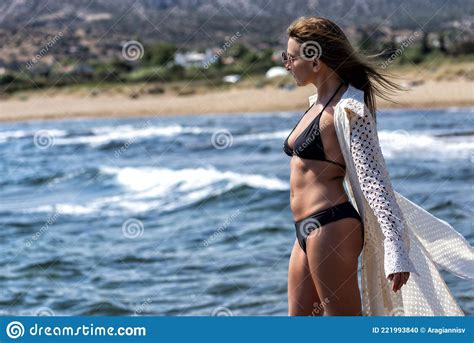Hermosa Mujer Sexy Mirando El Mar Usando Ropa Blanca Suelta Sobre Bikini Negro Foto De Archivo