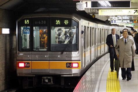 Tokyo Subway ‘fools Wall Comes Tumbling Down Japan Real Time Wsj