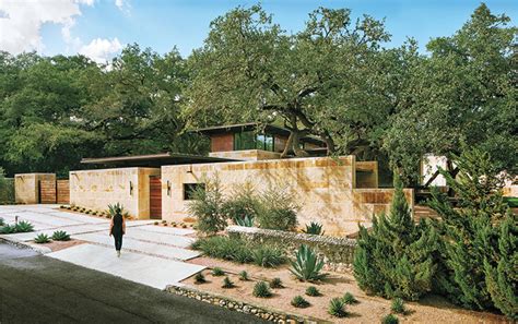 San antonio isn't as big of a problem ,as trying to get from the sw part of austin to i 35. San Antonio House by Lake Flato Architects Exemplifies Indoor-Outdoor Living