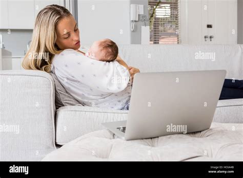 Madre Consolando A Su Bebé En La Sala De Estar Fotografía De Stock Alamy