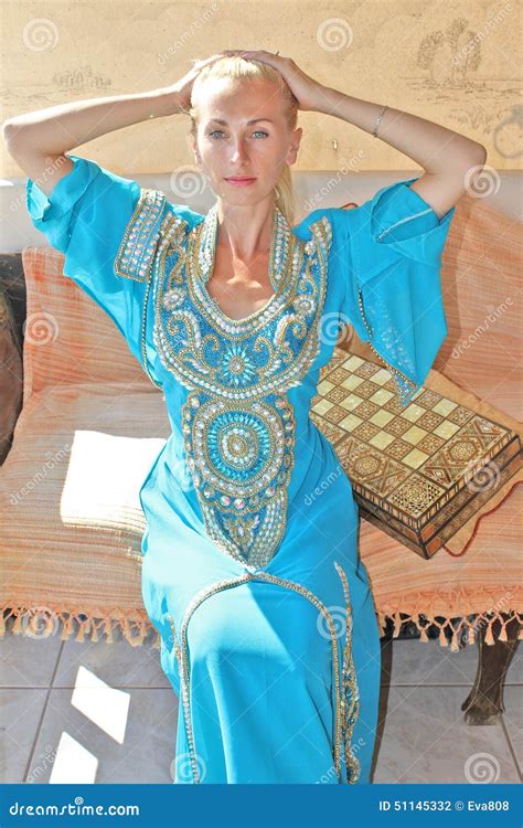 Belle Jeune Fille Dans La Robe Arabe Photo Stock Image Du Longtemps Brodé 51145332