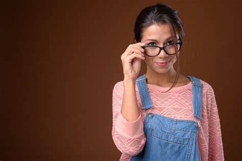 Premium Photo Portrait Of Beautiful Nerd Woman With Eyeglasses
