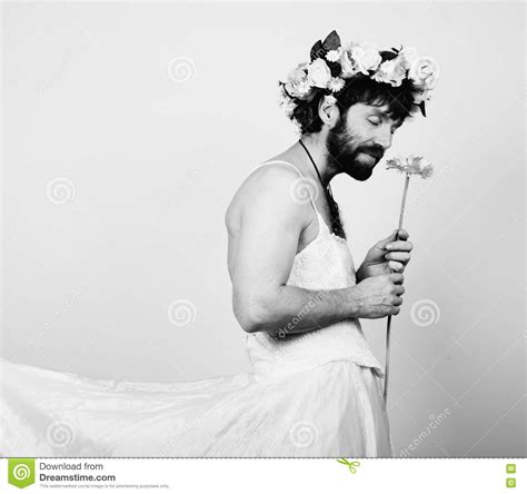 Uomo Barbuto In Vestito Da Sposa Di Una Donna Sul Suo Corpo Nudo Tenente Un Fiore Sulla Sua