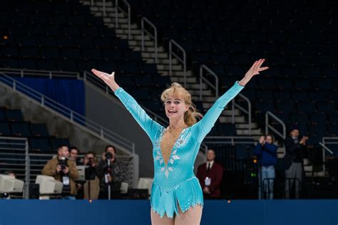 I Tonya Review Margot Robbie Shines In Over Complicated Oddity