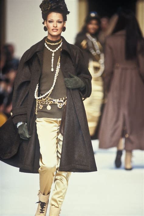Linda Evangelista Chanel Runway Show Fw 1992 Chanel 90s Chanel