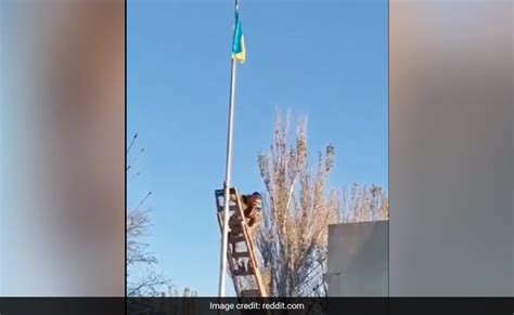 viral video ukrainians hoist flag sing national anthem after russian troops leave kherson