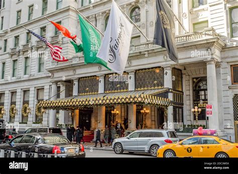 El Plaza Hotel Un Lugar Histórico Y Lujoso Decorado Con Navidad Uno