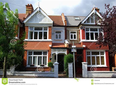 „frei haus (oder „franko haus, „franko) ist eine handelsklausel und frankatur zwischen kaufleuten, wonach der lieferant die gesamten transportkosten bis zum empfänger der ware trägt. English houses stock photo. Image of habitation, home ...