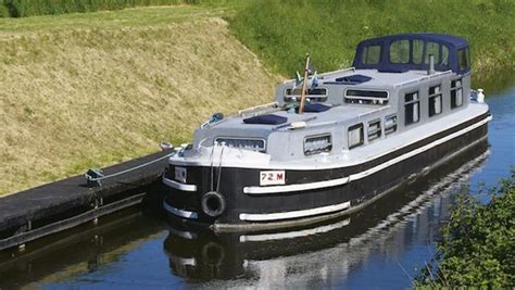 70ft James Bond Esque Houseboat Made For A Retired Couple Artofit